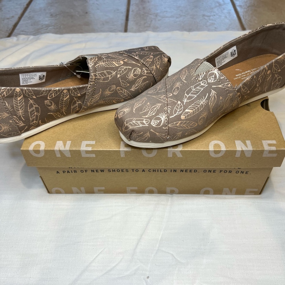 Toms Classic Desert Taupe Foil Feathers - Picture 1 of 6